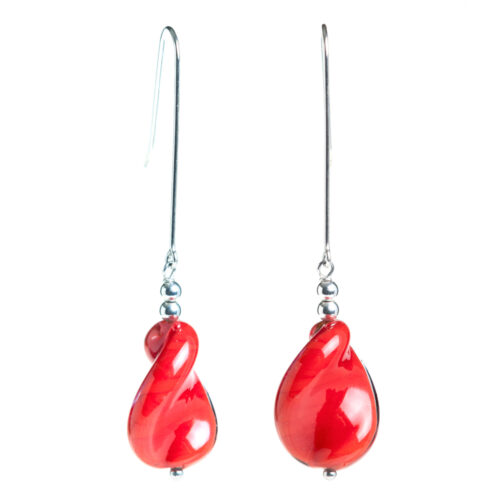 A minimalistic pair of earrings with a colour that is so striking!